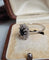 Bague 56 Bague marguerite vintage en or blanc 18 carats, saphir et diamants 58 Facettes 660
