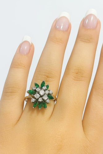 Bague 56 Bague fleur en or blanc 18 ct, diamants et émeraudes 58 Facettes 50258