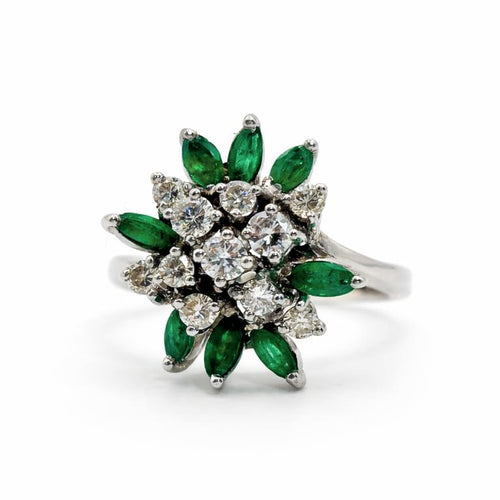 Bague 56 Bague fleur en or blanc 18 ct, diamants et émeraudes 58 Facettes 50258