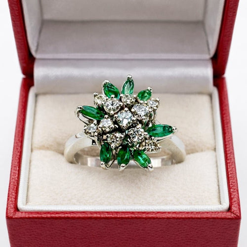 Bague 56 Bague fleur en or blanc 18 ct, diamants et émeraudes 58 Facettes 50258
