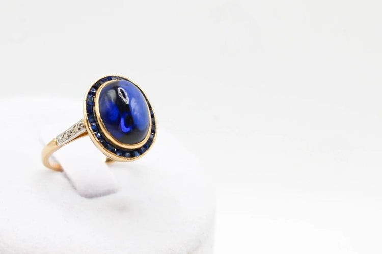 Bague 53 Bague cabochon en or jaune 750 et platine, saphir et diamants 58 Facettes 250101