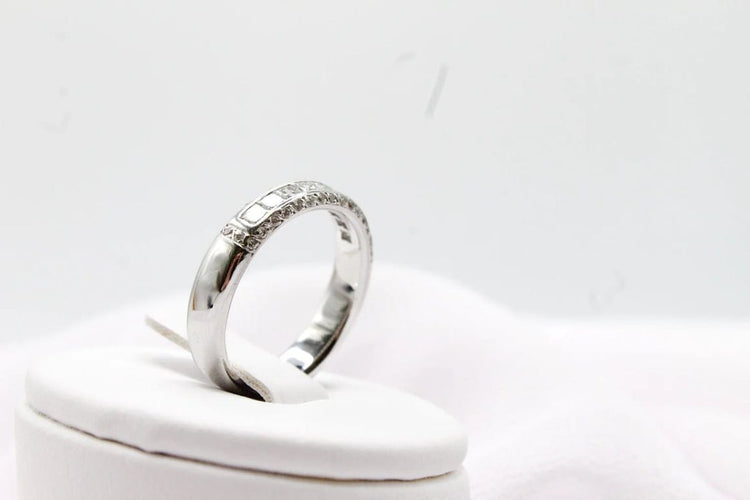 Bague 55 Bague demi-alliance en or blanc 750 sertie de diamants princesse 0,70 ct 58 Facettes 240269