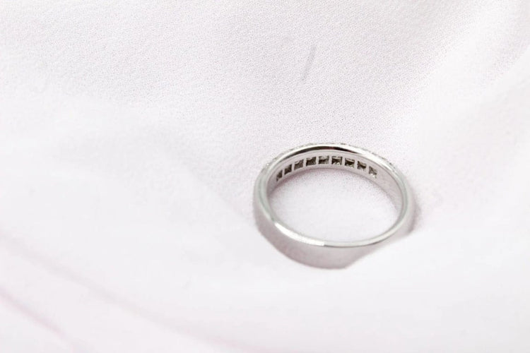 Bague 55 Bague demi-alliance en or blanc 750 sertie de diamants princesse 0,70 ct 58 Facettes 240269