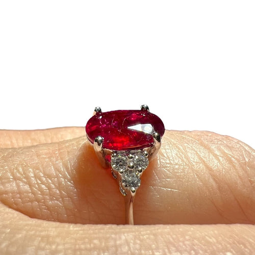 Bague 54 Bague en or blanc 18 carats avec rubis 2,04 ct et diamants 58 Facettes 8021 A