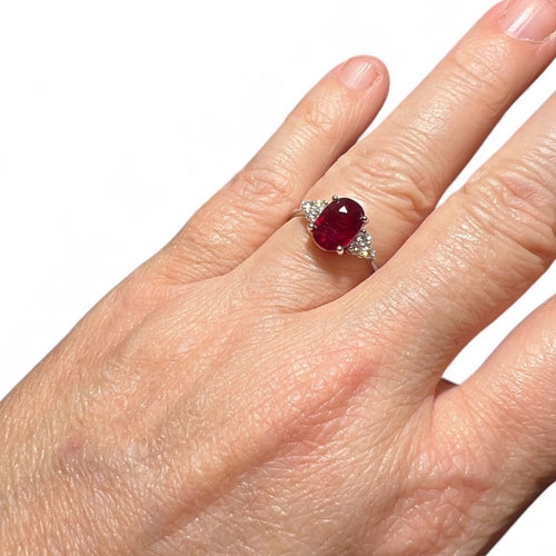 Bague 54 Bague en or blanc 18 carats avec rubis 2,04 ct et diamants 58 Facettes 8021 A