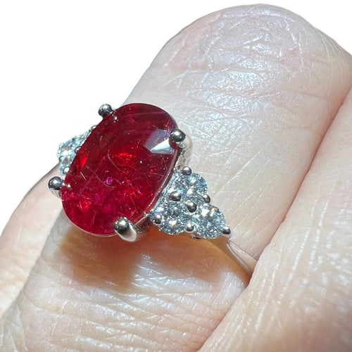Bague 54 Bague en or blanc 18 carats avec rubis 2,04 ct et diamants 58 Facettes 8021 A