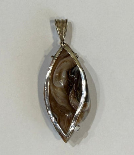 Pendentif Pendentif en or blanc 750 avec agate rubanée et diamants 58 Facettes n