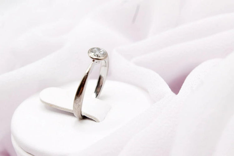 Bague 49 Bague solitaire serti clos en or blanc avec diamant 0,35 ct 58 Facettes 240328
