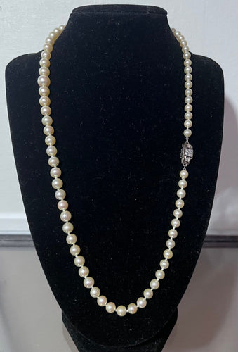 Collier Collier 77 perles de culture en chute, fermoir en or gris 18K et diamants 58 Facettes 887
