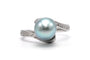 Bague 54 Bague contemporaine en or blanc 18 carats avec perle et diamants 8/8 58 Facettes 22662
