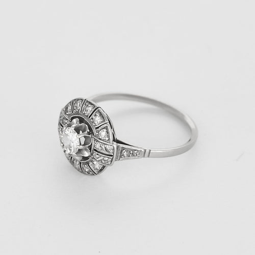 Bague 55 Élégante bague de style Art Déco en or blanc et diamants 58 Facettes B260008