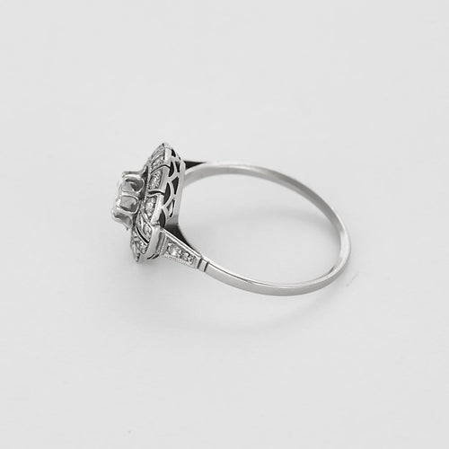 Bague 55 Élégante bague de style Art Déco en or blanc et diamants 58 Facettes B260008