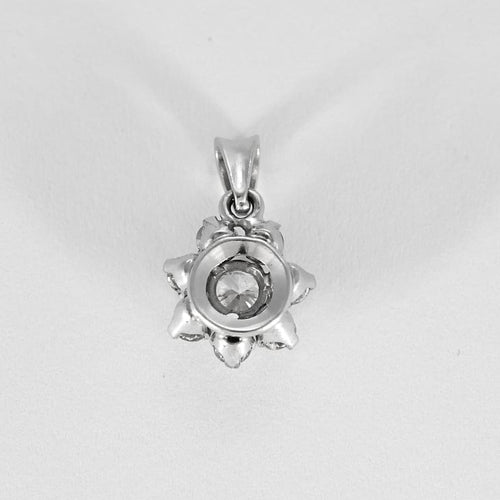 Pendentif Délicat pendentif en or blanc et diamants 58 Facettes B260007