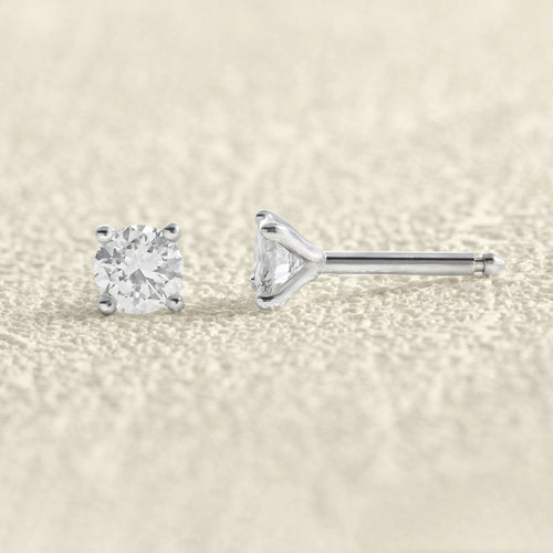 Boucles d'oreilles Puces d'oreilles Alpha Or blanc et Diamants 58 Facettes 66000167