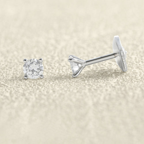 Boucles d'oreilles Puces d'oreilles Alpha Or blanc et Diamants 58 Facettes 66000167