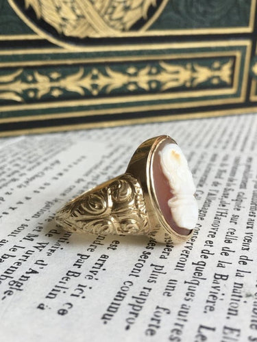Bague 66 Bague chevalière ancienne au camée en or jaune 18K 58 Facettes 239