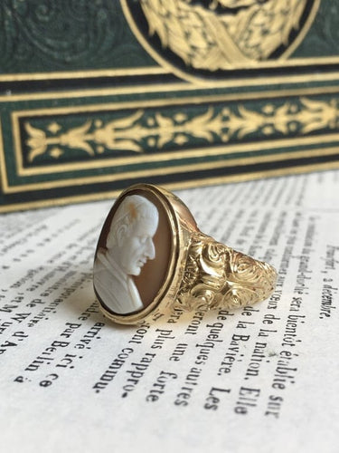 Bague 66 Bague chevalière ancienne au camée en or jaune 18K 58 Facettes 239