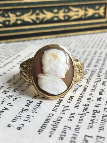 Bague 66 Bague chevalière ancienne au camée en or jaune 18K 58 Facettes 239