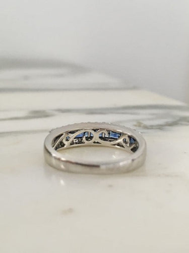 Bague 53 Bague en or blanc 18K avec saphirs et diamants 58 Facettes 240