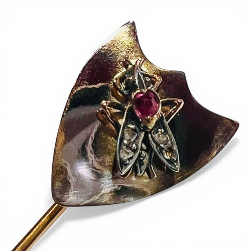 Épingle à cravate fin XIXe siècle mouche en or 18 carats, rubis et diamants 58 Facettes 8102 A