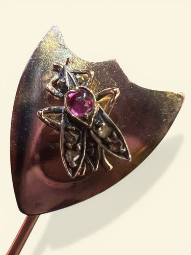 Épingle à cravate fin XIXe siècle mouche en or 18 carats, rubis et diamants 58 Facettes 8102 A