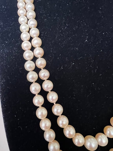 Collier Collier double rang de perles Akoya avec fermoir en or jaune, grenats et diamants 58 Facettes 933