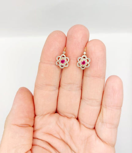 Boucles d'oreilles Dormeuses marguerite antiques en or rose 18k, platine, rubis synthétiques et diamants 58 Facettes A06712