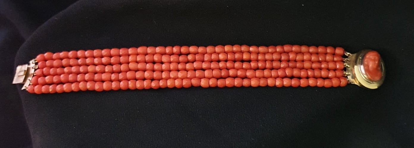 Bracelet Bracelet en or jaune, corail et camée 58 Facettes C 333