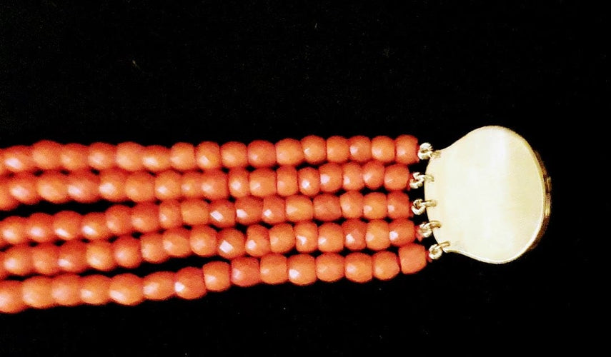 Bracelet Bracelet en or jaune, corail et camée 58 Facettes C 333