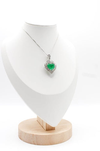 Pendentif Pendentif cœur en or blanc avec émeraude et diamants 58 Facettes 240165