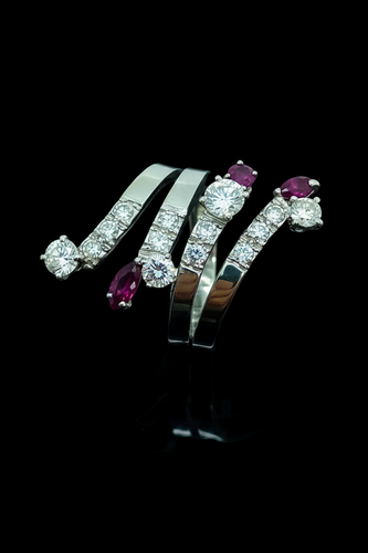 Bague 50 Bague serpent stylisée - Bague en or avec rubis et diamants 58 Facettes