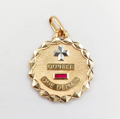 Pendentif Augis - Pendentif Médaille d'amour 22 mm en or rose 18k rubis 58 Facettes A06804