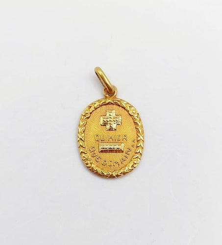 Pendentif Augis - Pendentif médaille d'amour en or 18k « + qu'hier - que demain » 58 Facettes A06807