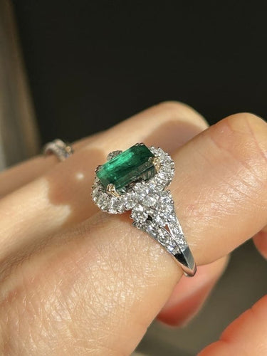 Bague 53 Bague en or blanc et jaune 18K avec émeraude et diamants 58 Facettes 243