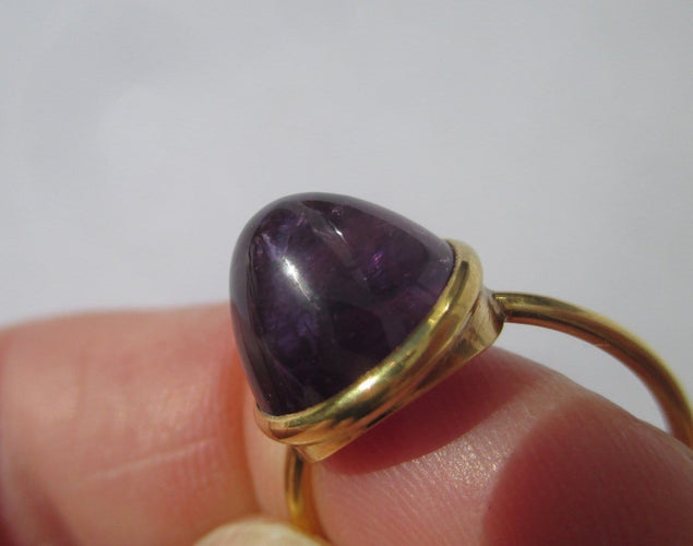 Bague 54 Bague en or jaune et améthyste pain de sucre 7 ct, circa 1910 58 Facettes Bague