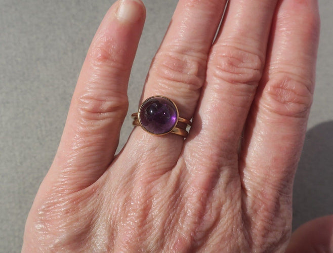 Bague 54 Bague en or jaune et améthyste pain de sucre 7 ct, circa 1910 58 Facettes Bague