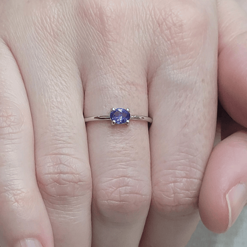 Bague 50 Bague en or blanc 18k et tanzanite ovale fantaisie 0,35 ct 58 Facettes TA250