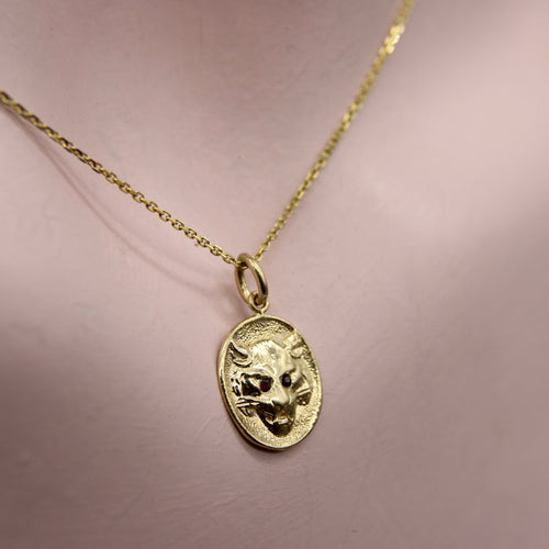 Cute-As-A-Button - Pendentif ou breloque tête de lionne en or 14K et rubis 58 Facettes