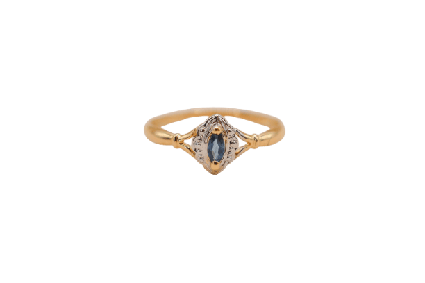 Bague ancienne saphir taille marquise en or jaune et blanc 18 carats 58 Facettes 3908
