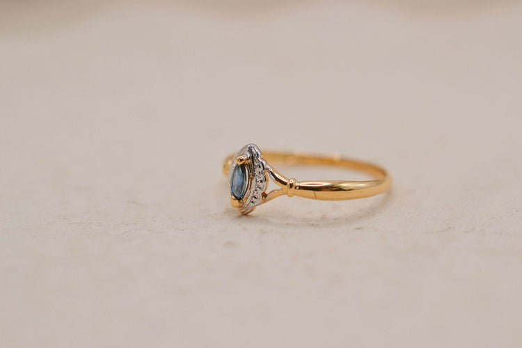 Bague ancienne saphir taille marquise en or jaune et blanc 18 carats 58 Facettes 3908