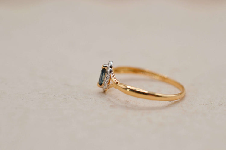 Bague ancienne saphir taille marquise en or jaune et blanc 18 carats 58 Facettes 3908