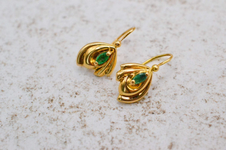 Boucles d'oreilles dormeuses à émeraudes taille marquise en or jaune 18 carats 58 Facettes 3835