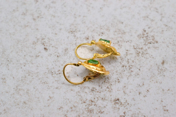 Boucles d'oreilles dormeuses à émeraudes taille marquise en or jaune 18 carats 58 Facettes 3835