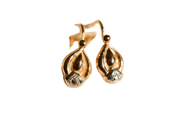 Dormeuses goutte sculptée en or jaune et or blanc 18 carats 58 Facettes 3901