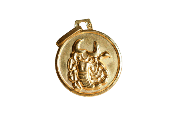 Pendentif scorpion rond en or jaune 18 carats 58 Facettes 3924