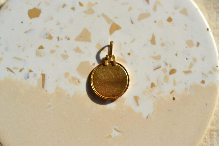 Pendentif scorpion rond en or jaune 18 carats 58 Facettes 3924
