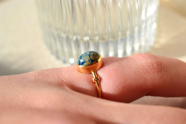 Bague cabochon ovale en or jaune 18 carats et pierre bleue 58 Facettes 3934