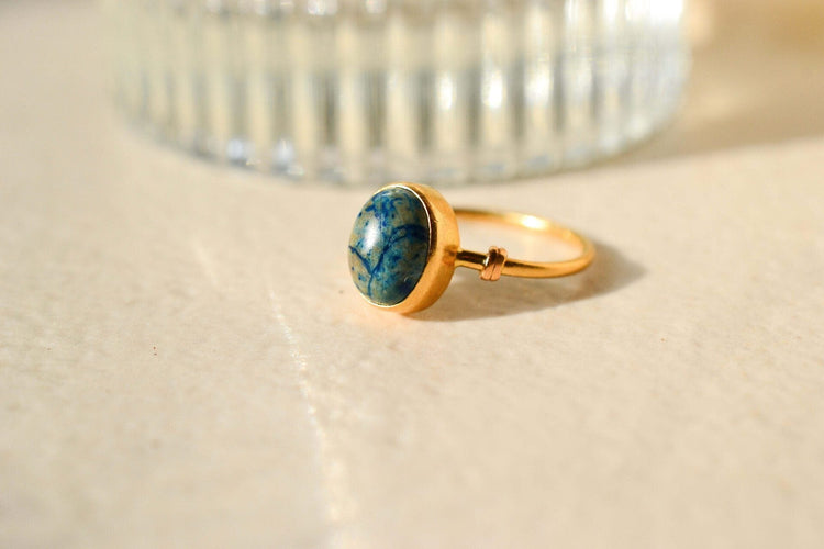 Bague cabochon ovale en or jaune 18 carats et pierre bleue 58 Facettes 3934