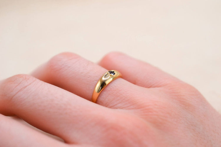 Bague jonc sertie d’un saphir étoilé en or jaune 18 carats 58 Facettes 3892