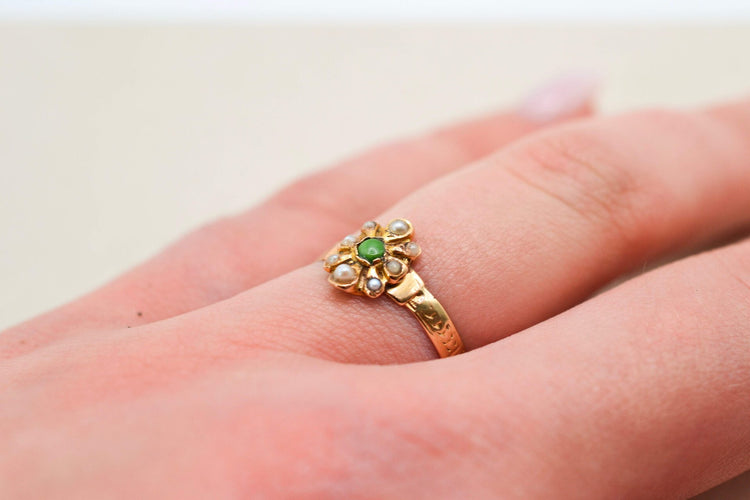 Bague Art nouveau en or rose 18 carats avec pierre verte et perles 58 Facettes 3909